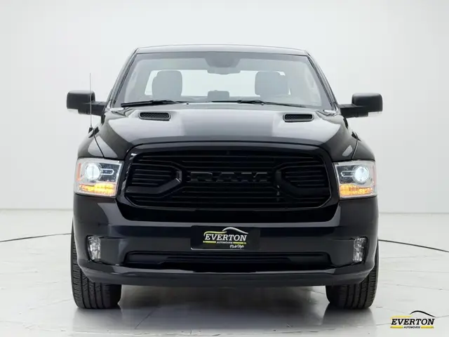 Carro Ram Classic 2022 Laramie 5.7