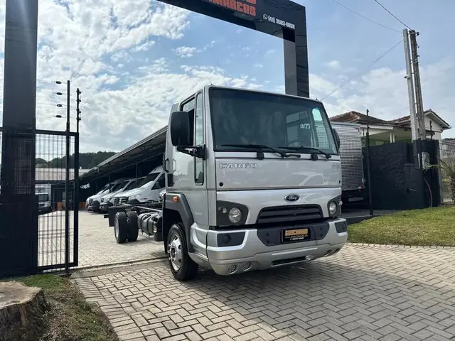 Caminhão Ford Cargo 816 2015 816
