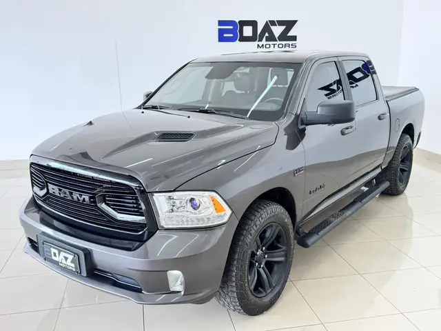 Carro Ram Classic 2022 Laramie 5.7