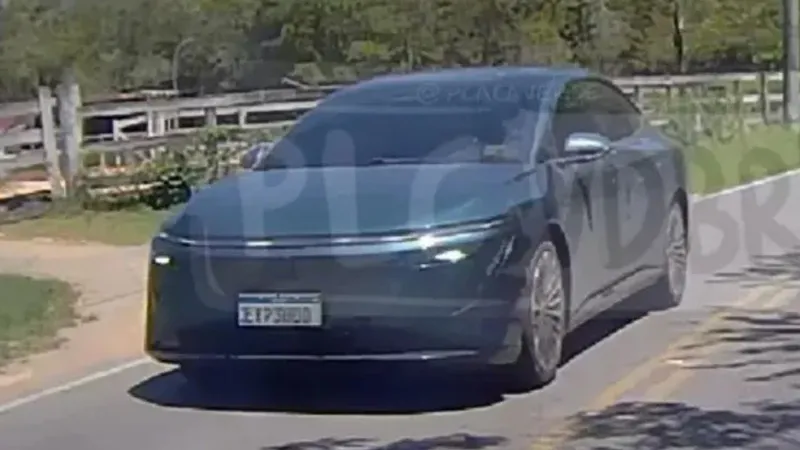 Sedan elétrico da Nissan é flagrado no Brasil e pode ser novidade em 2026