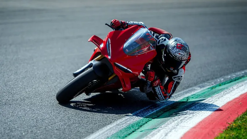 Nova Ducati Panigale V4 é apresentada em duas versões e com DNA de pista