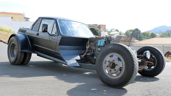 Projeto “Mad Max” faz sucesso usando chassi de Chevrolet 3100, motor de Mercedes 1113 e muitas outras gambiarras que iam para o lixo