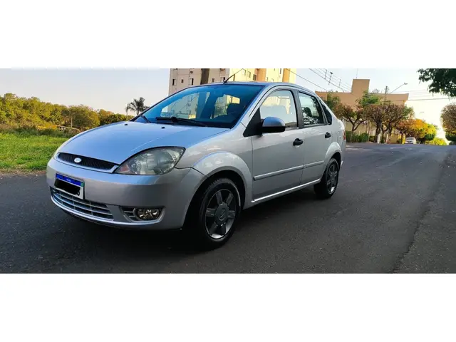 Carro Ford Fiesta Sedan 2005 1.6 (Flex)