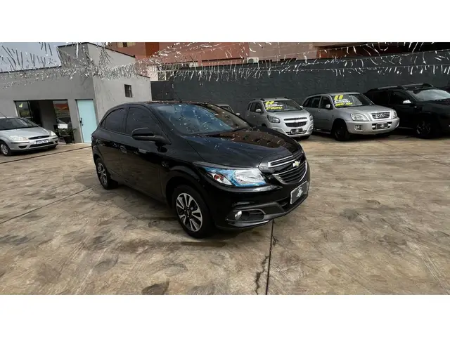 Carro Chevrolet Onix 2015 1.4 LT SPE/4 (Aut)