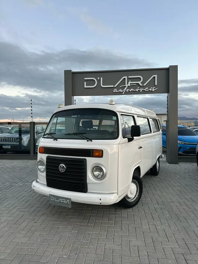 Carro Volkswagen Kombi 2011 Escolar 1.4 (Flex)