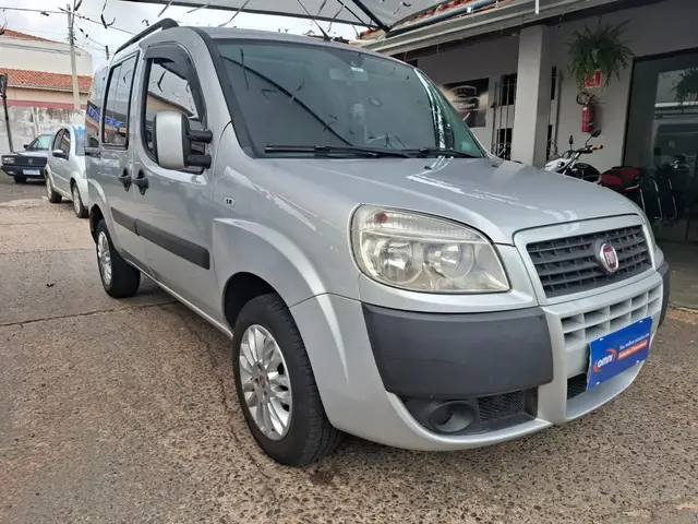 Carro Fiat Doblò 2018 Essence 1.8 5L (Flex)