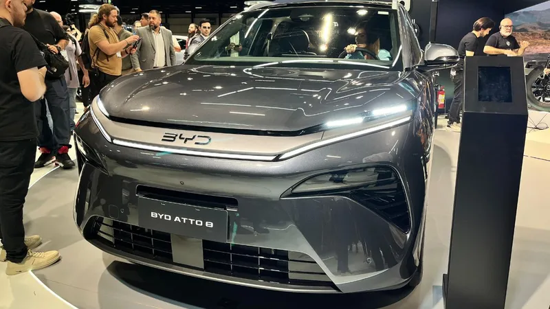 BYD Atto 8 é SUV de 7 lugares e híbrido para assustar Toyota SW4