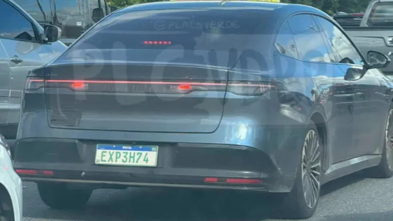 Flagra: Nissan testa sedan maior que o Sentra no Brasil e que roda 635 km 