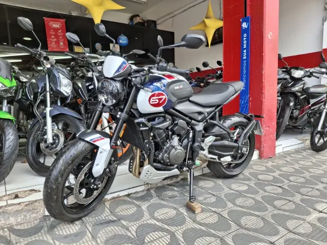 Moto Triumph Trident 660 2025 Triple Tribute