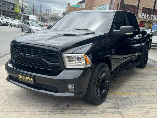 Carro Ram Classic 2022 Laramie 5.7