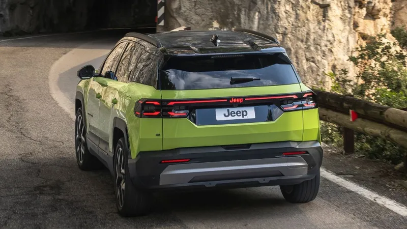 Novo Jeep Compass ganha versão elétrica e condução semiautônoma