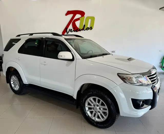 Carro Toyota Hilux SW4 2013 SRV 3.0 4X4 (7 Lugares)
