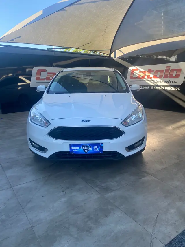Carro Ford Focus Hatch 2017 SE Plus 2.0 PowerShift