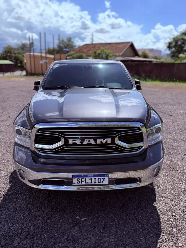 Carro Ram Classic 2023 Laramie 5.7