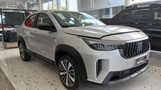 Carro Fiat Fastback 2026 Turbo 200