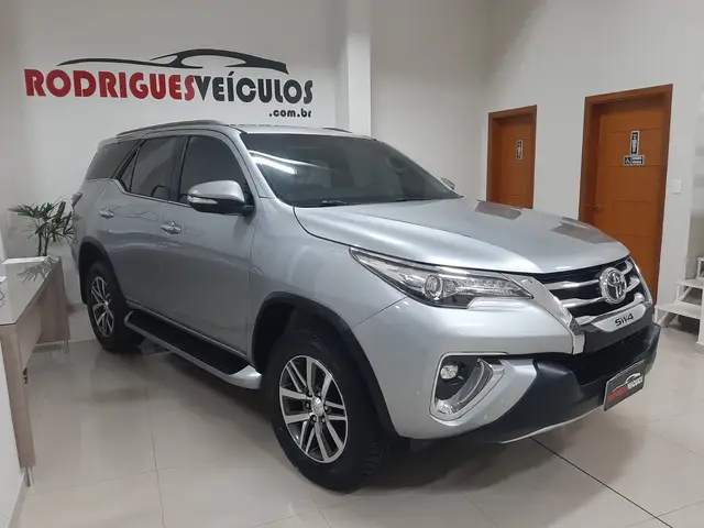 Carro Toyota SW4 2018 2.8 TDI SRX 5L 4x4 (Aut)