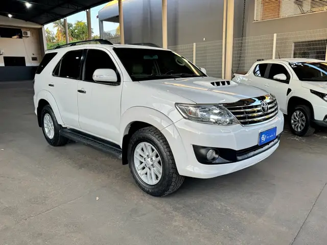 Carro Toyota Hilux SW4 2013 SRV 3.0 TDI 4X4 (5 Lugares)