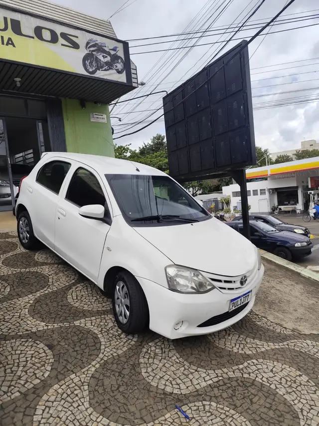 Carro Toyota Etios 2014 X 1.3 (Flex)
