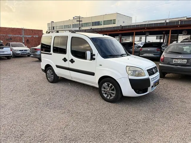 Carro Fiat Doblò 2012 Essence 1.8 16V (Flex)