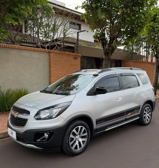 Carro Chevrolet Spin 2017 Activ 1.8 (Flex) (Aut)