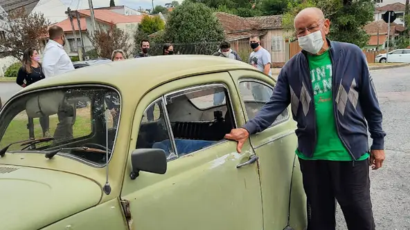 Professor aposentado iria vender Fusquinha comprado em 1972 para quitar dívidas, mas ex-alunos se organizaram para dar a ele o carro de volta