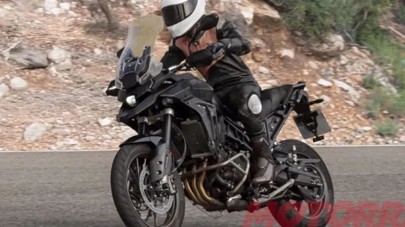 Nova Triumph Tiger 900 é flagrada pela primeira vez em testes