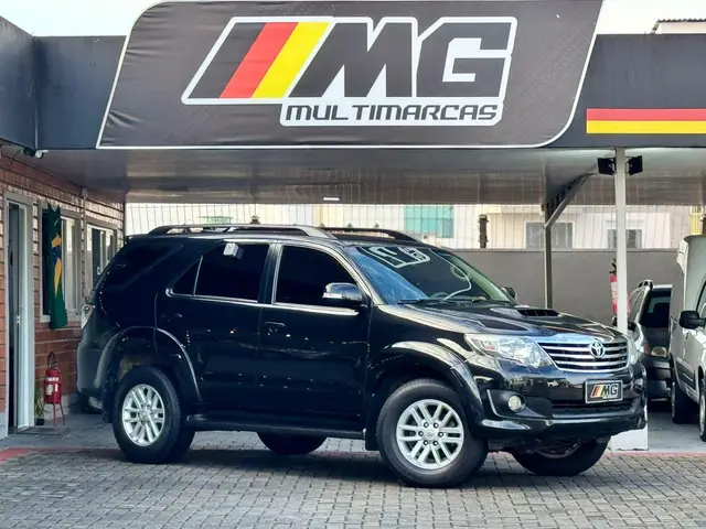 Carro Toyota Hilux SW4 2013 SRV 3.0 4X4 (7 Lugares)