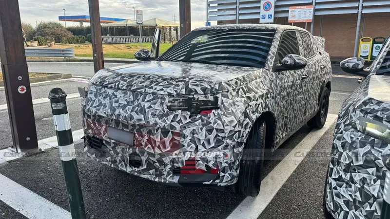 Flagra: Novo Fiat Fastback revela frente de Panda e interior pela primeira vez