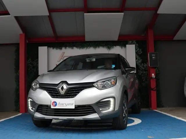 Carro Renault Captur 2018 Intense 1.6 16v SCe CVT (Flex)
