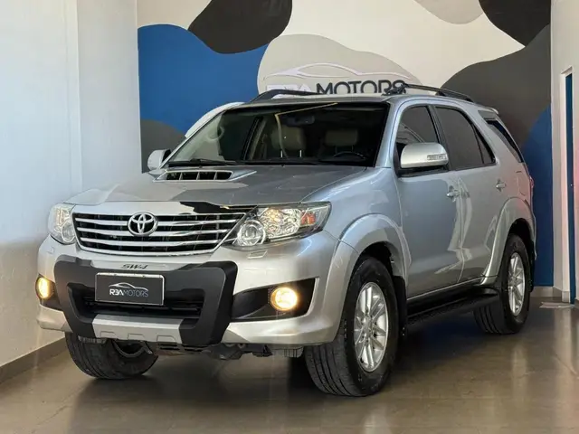 Carro Toyota Hilux SW4 2013 SRV 3.0 TDI 4X4 (5 Lugares)