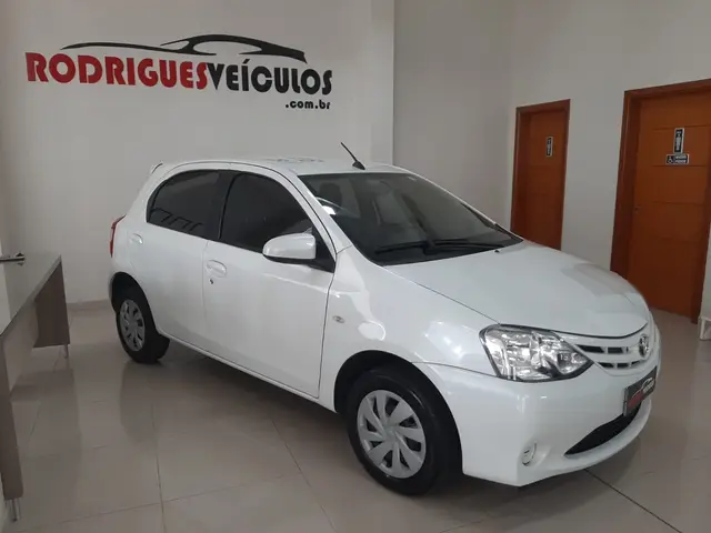 Carro Toyota Etios 2017 XS 1.5 (Aut) (Flex)