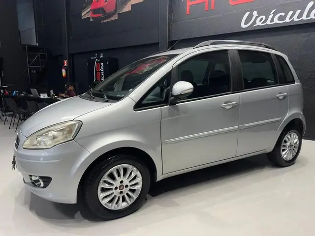 Carro Fiat Idea 2011 Attractive 1.4 8V (Flex)