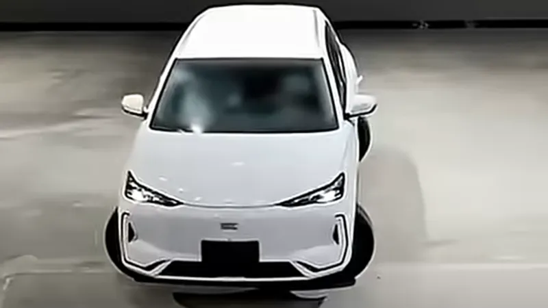 Geely EX5 testa modo “caranguejo” com rodas traseiras independentes; veja como funciona