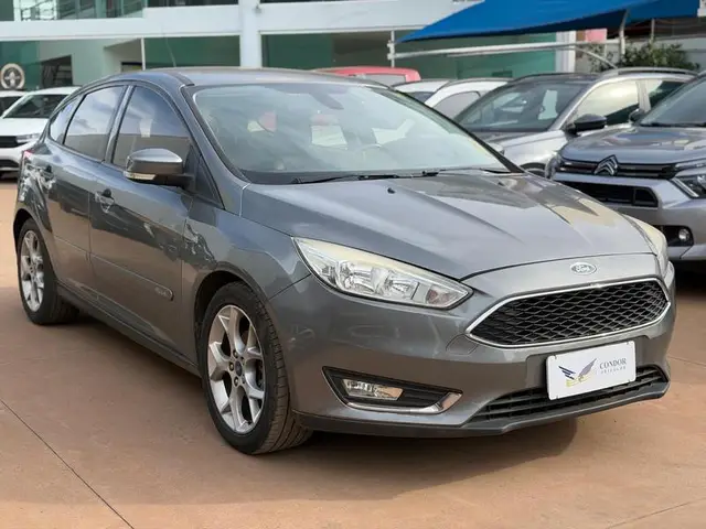 Carro Ford Focus Hatch 2017 SE Plus 2.0 PowerShift