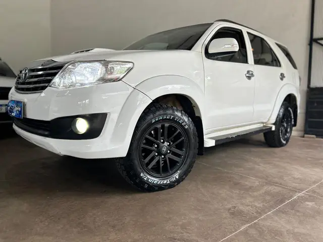 Carro Toyota Hilux SW4 2013 SRV 3.0 TDI 4X4 (5 Lugares)