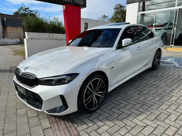 Carro BMW 330e 2023 M Sport 2.0 Turbo (Aut.) (Híb.)