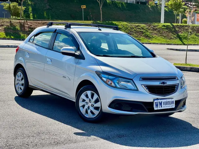 Carro Chevrolet Onix 2015 1.4 LT SPE/4