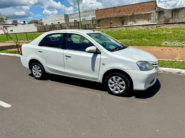 Carro Toyota Etios Sedan 2015 XS 1.5 (Flex)