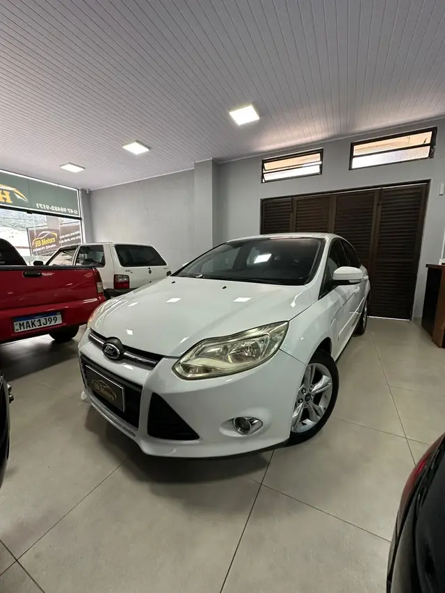 Carro Ford Focus Hatch 2015 SE 1.6 16V TiVCT PowerShift