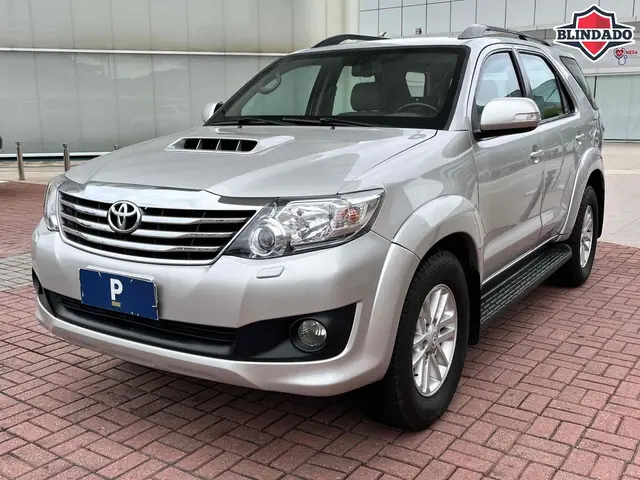 Carro Toyota Hilux SW4 2013 SRV 3.0 4X4 (7 Lugares)