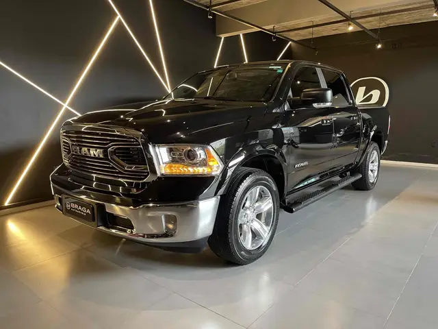 Carro Ram Classic 2023 Laramie 5.7