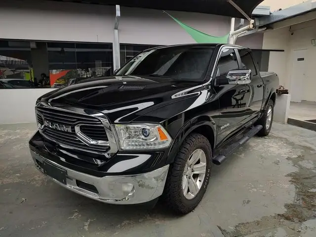 Carro Ram Classic 2022 Laramie 5.7