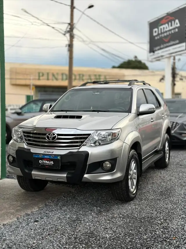 Carro Toyota Hilux SW4 2013 SRV 3.0 4X4 (7 Lugares)