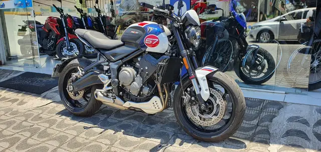 Moto Triumph Trident 660 2025 Triple Tribute