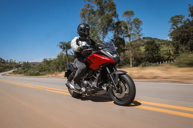 Honda NC750X: crossover é versátil como um scooter e não nega conforto