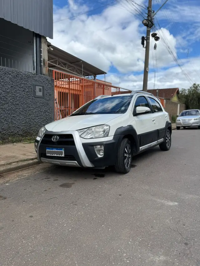 Carro Toyota Etios 2014 Cross 1.5 (Flex)