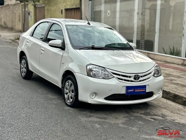 Carro Toyota Etios Sedan 2017 XS 1.5 (Flex)