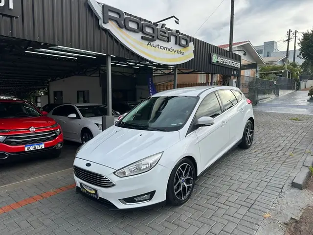 Carro Ford Focus Hatch 2016 Titanium 2.0 PowerShift