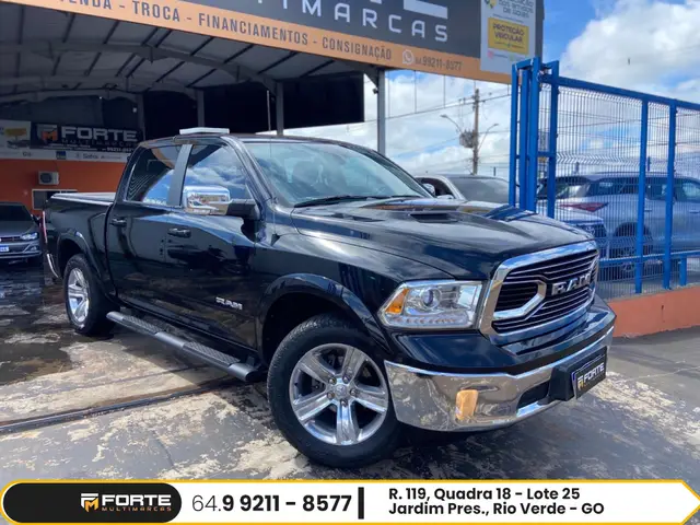 Carro Ram Classic 2022 Laramie 5.7