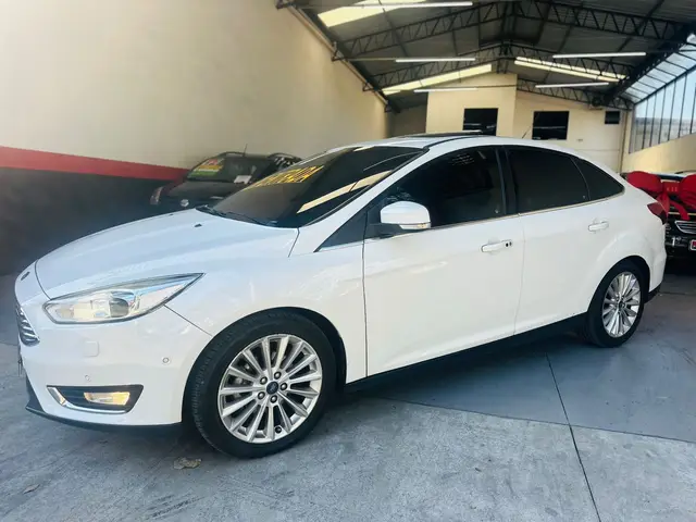 Carro Ford Focus Hatch 2017 Titanium 2.0 PowerShift